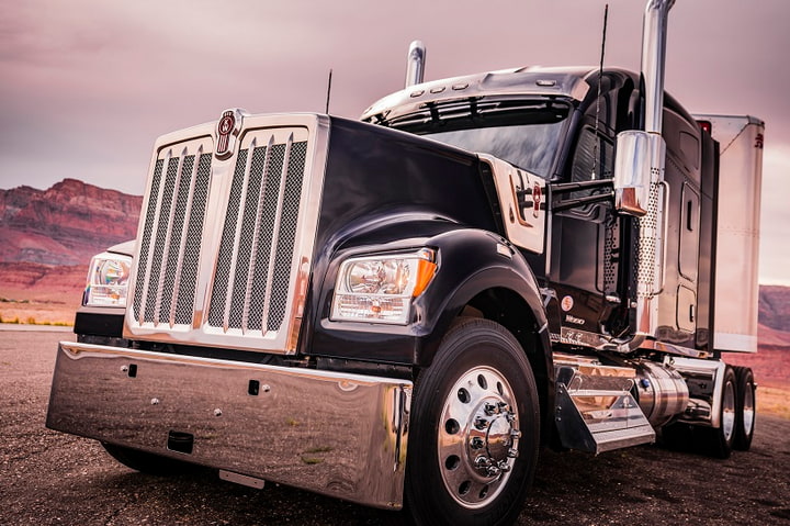 Kenworth W990 On the Road